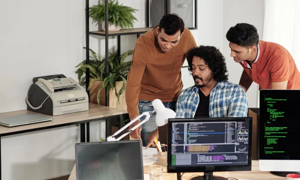Equipo en espacio de trabajo con foco en la operación digital